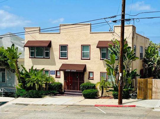 Exterior, Facade, Rowhouse