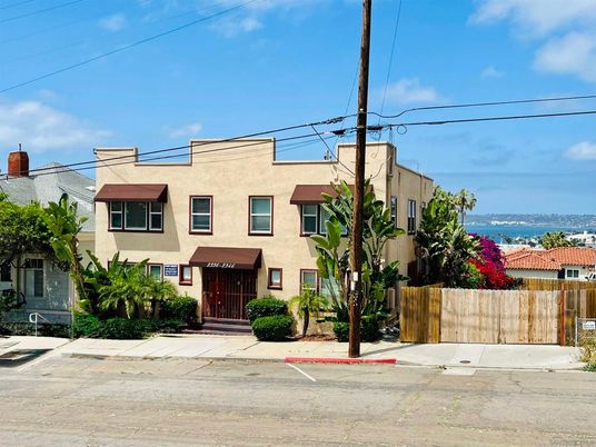 Exterior, Facade, Rowhouse
