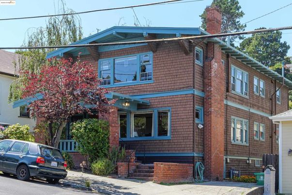 Exterior, Facade, Brick Facade, Rowhouse