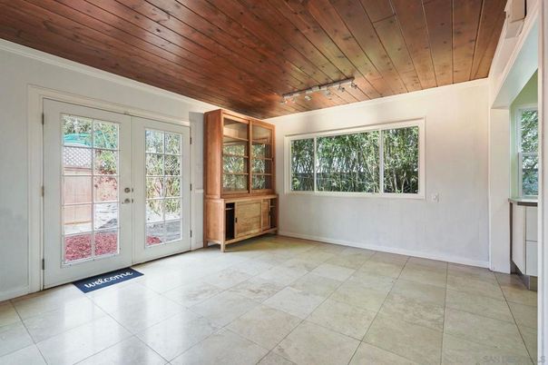 Empty room, Interior, Wooden Ceilings