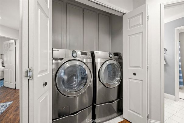 Interior, Washer, Wood Texture Flooring