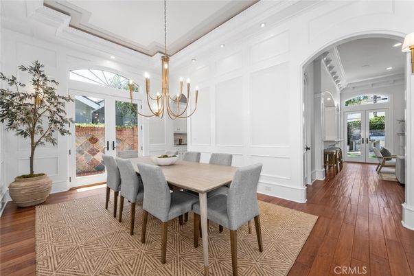 Chandelier, Dining room, Interior, Recessed Lighting, Wood Texture Flooring
