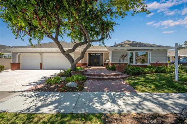 Attached, Exterior, Facade, Ranch
