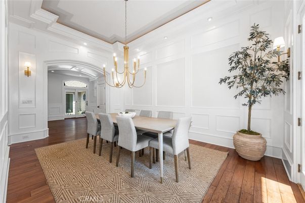 Chandelier, Dining room, Interior, Recessed Lighting, Wood Texture Flooring