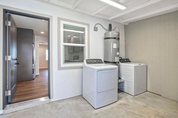 Interior, Recessed Lighting, Washer, Wood Texture Flooring