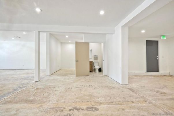Empty room, Interior, Recessed Lighting