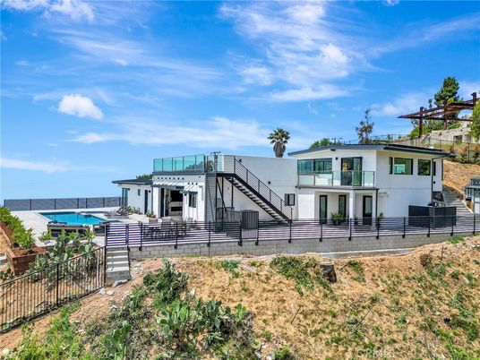 Backyard, Exterior, Facade, Pool, Modern