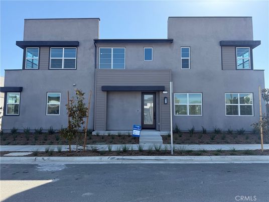 Exterior, Facade, Modern