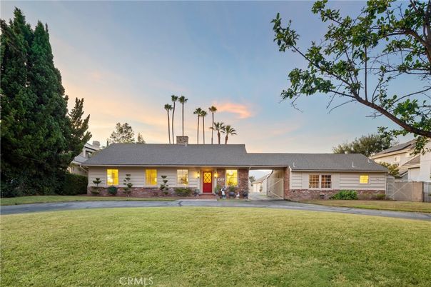 Backyard, Exterior, Facade, Ranch