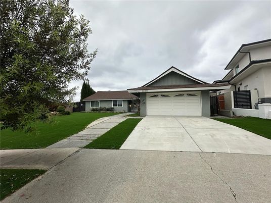 Attached, Exterior, Facade, Ranch