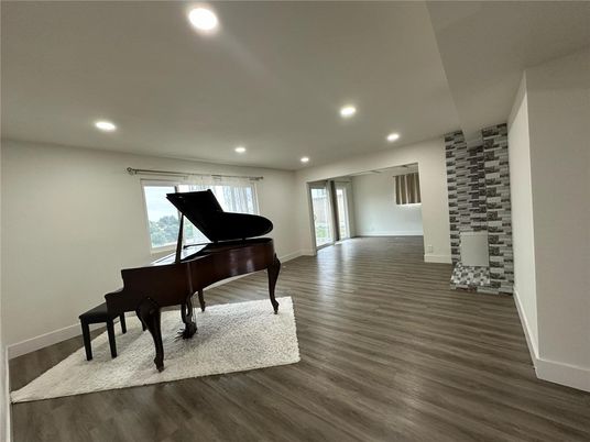 Interior, Piano, Recessed Lighting, Wood Texture Flooring