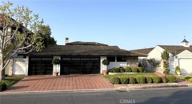Attached, Exterior, Facade, Ranch