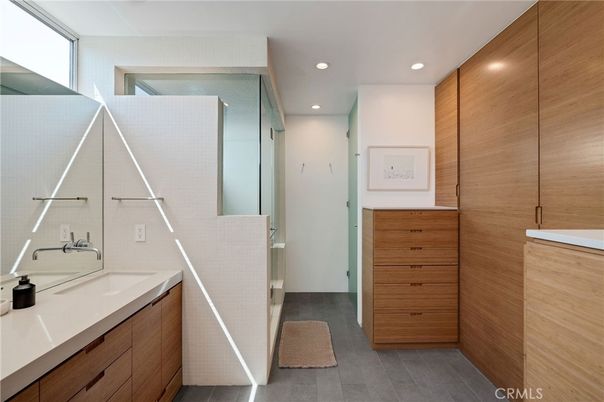 Bathroom, Dual Sink Vanities, Interior, Recessed Lighting