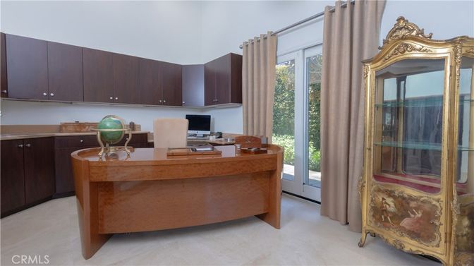 Home Office, Interior