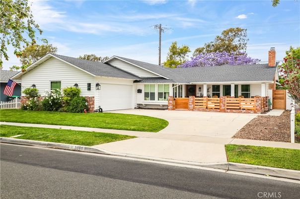 Attached, Exterior, Facade, Ranch