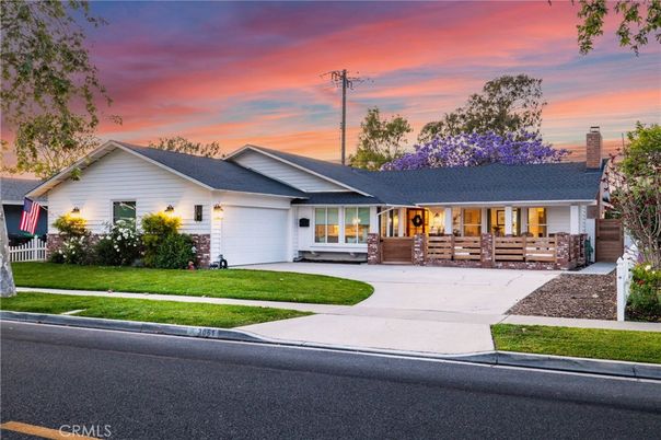 Attached, Exterior, Facade, Ranch