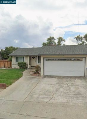 Attached, Exterior, Facade, Ranch
