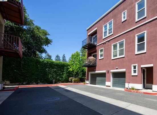 Attached, Exterior, Facade, Rowhouse