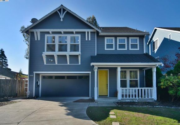 Attached, Exterior, Facade, American Craftsman
