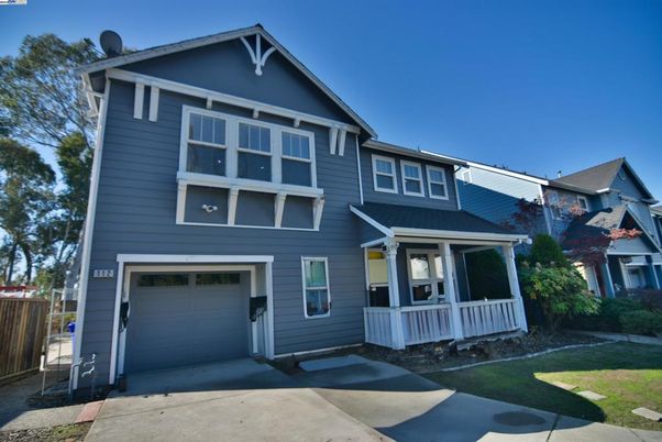 Attached, Exterior, Facade, American Craftsman