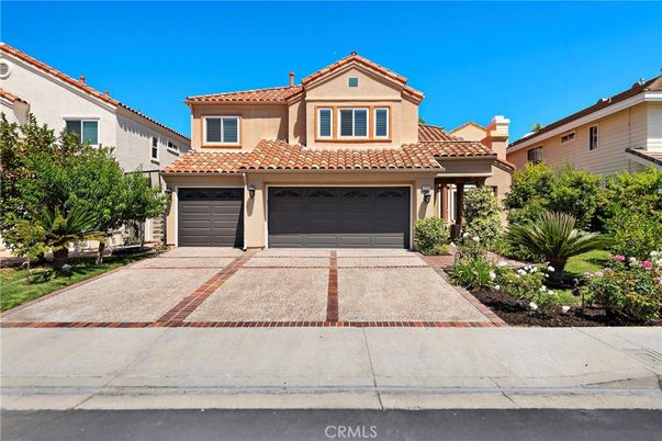 Attached, Exterior, Facade, Mediterranean