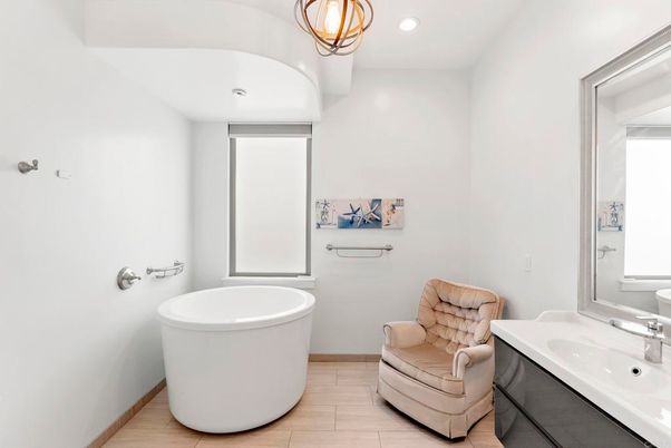 Bathroom, Free Standing Baths, Interior, Pendant Lights, Recessed Lighting, Wood Texture Flooring