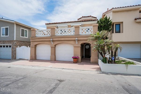 Attached, Exterior, Facade, Mediterranean