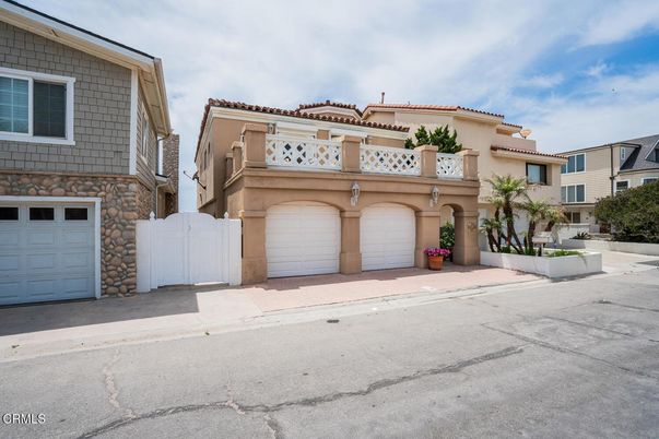 Attached, Exterior, Facade, Mediterranean