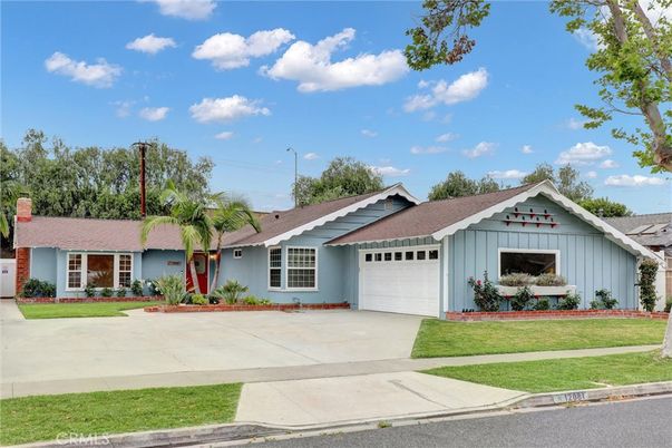 Attached, Exterior, Facade, Ranch