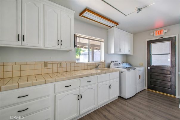 Interior, Washer, Wood Texture Flooring