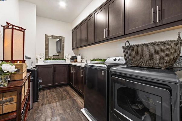 Interior, Recessed Lighting, Washer, Wood Texture Flooring