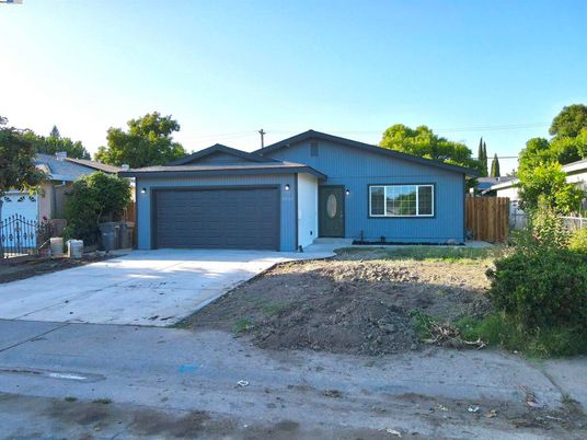 Attached, Exterior, Facade, Ranch