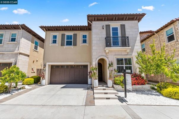 Attached, Exterior, Facade, Mediterranean