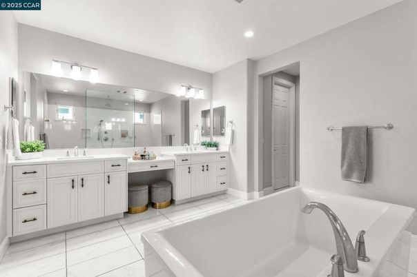 Bathroom, Dual Sink Vanities, Interior, Recessed Lighting