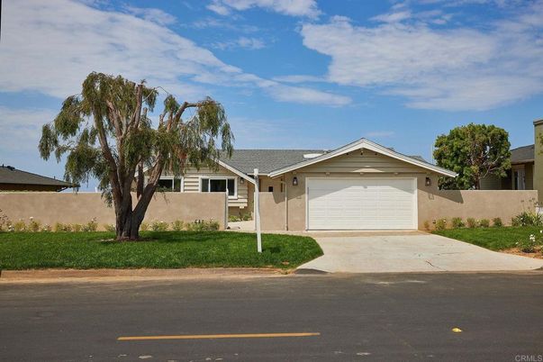 Attached, Exterior, Facade, Ranch