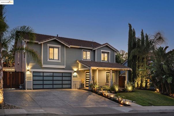 Attached, Exterior, Facade, Mediterranean
