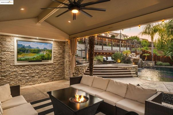 Exterior, Pool, Recessed Lighting