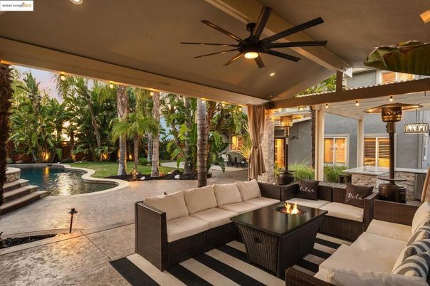 Exterior, Pool, Recessed Lighting