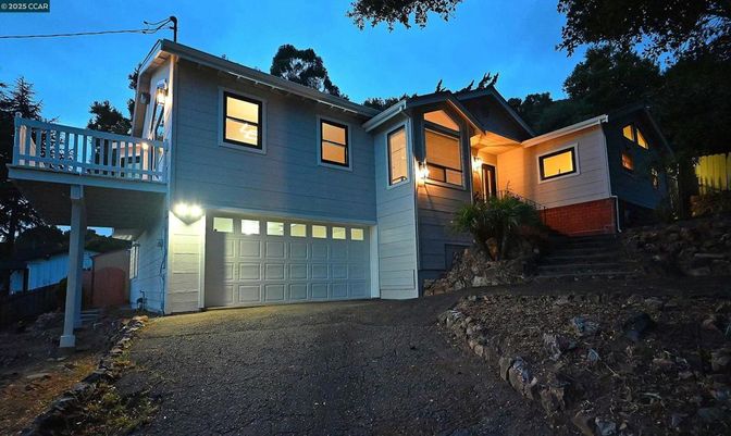 Attached, Exterior, Facade, Rowhouse