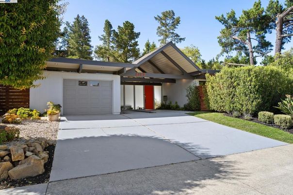 Attached, Exterior, Facade, Modern