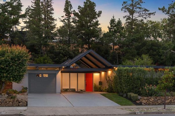 Attached, Backyard, Exterior, Facade, Modern