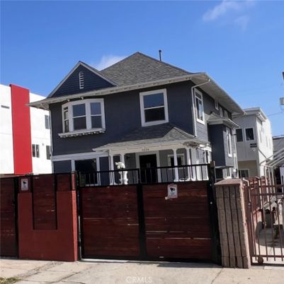 Attached, Exterior, Facade, American Craftsman