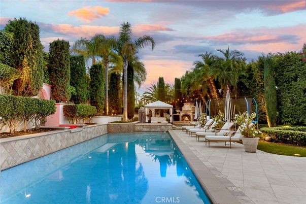Exterior, Fireplace, Pool