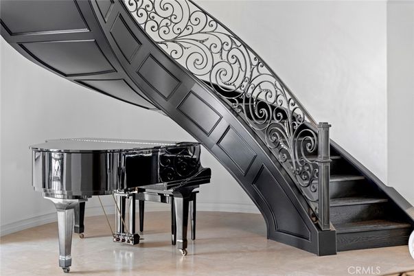 Interior, Piano