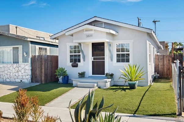 Exterior, Facade, Ranch