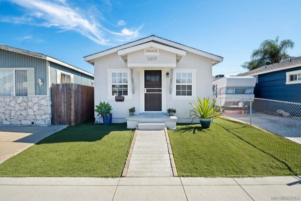 Exterior, Facade, Ranch