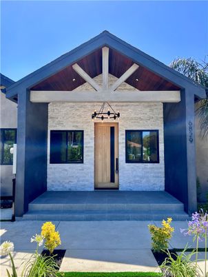 Exterior, Facade, Modern