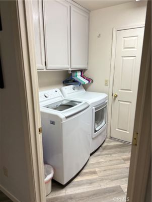 Interior, Washer, Wood Texture Flooring