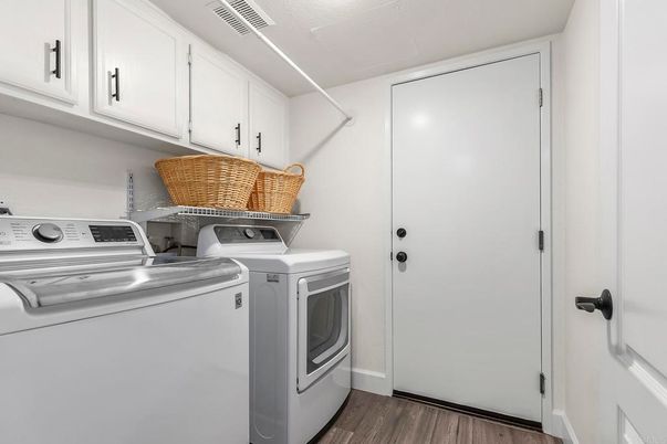 Interior, Washer, Wood Texture Flooring