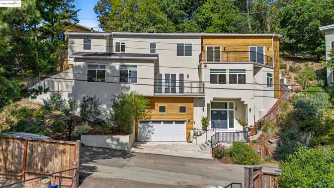 Attached, Exterior, Facade, Rowhouse